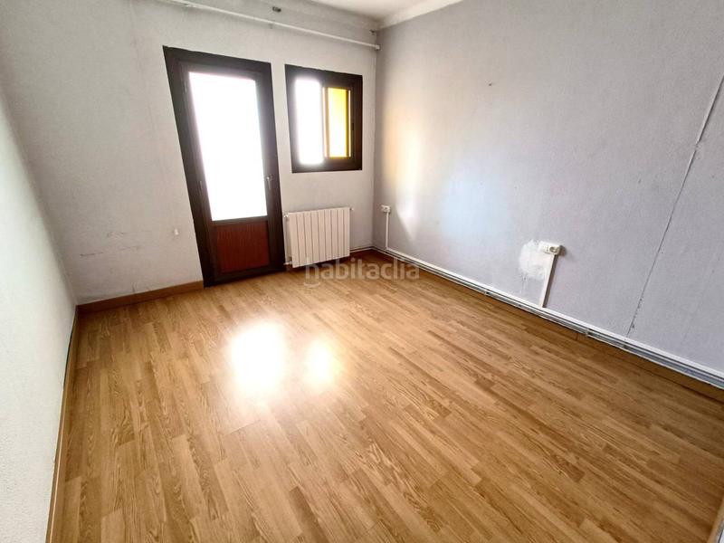 Foto e2d582b6-2c04-4b45-80fc-19e546a80251. Piso  con gran potencial en el centro ! en Riu Sud Santa Coloma de Gramenet