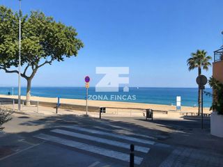 Etagenwohnung in Calle miquel biada 7. Encantador apartamento a un paso del mar en pineda de mar