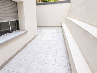 Appartement à Calle perú 59. Preciosa planta baja totalmente reformada con terraza de 20 m