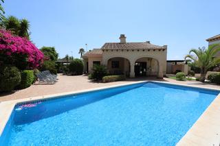 Xalet  Paseo de la alameda. Descubre tu villa de ensueño en hacienda del álamo - villa medit