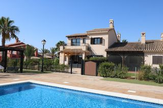 Casa aparellada a Calle bahamas 42. Exclusiva villa de esquina de 3 dormitorios en hacienda del álam
