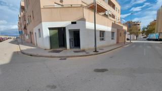 Local commercial  Calle barrendero. Se vende local en esquina de 142 m2 de superficie útil.