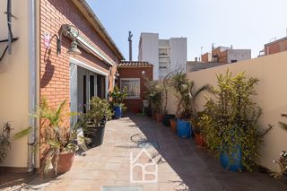 Casa adossada  Carrer gustavo adolfo bécquer. Hay casas que destacan por los metros, y otras por cómo están pe