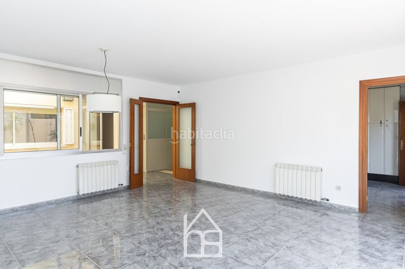 Foto 42b96a00-3b81-4a02-9500-42aa747737f1. Casa adossada amb calefacció aparcament a Centre Cornellà de Llobregat
