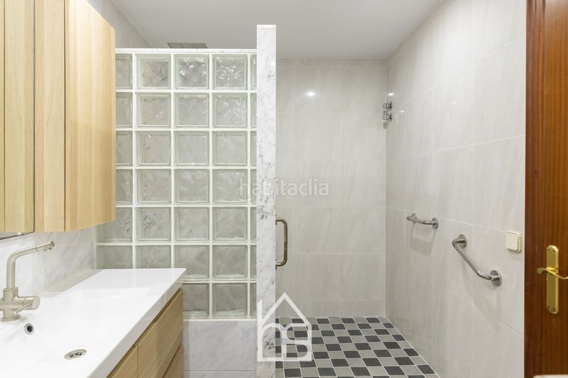 Foto 5e675695-3772-41eb-a537-9cb577c865d5. Casa adossada amb calefacció aparcament a Centre Cornellà de Llobregat