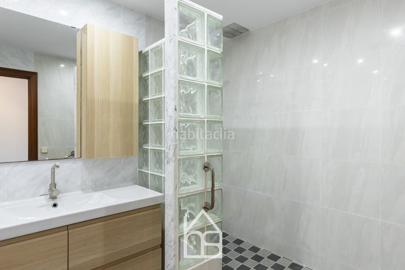 Foto 78426468-5011-4ebf-9cd5-3186193588d8. Casa adossada amb calefacció aparcament a Centre Cornellà de Llobregat