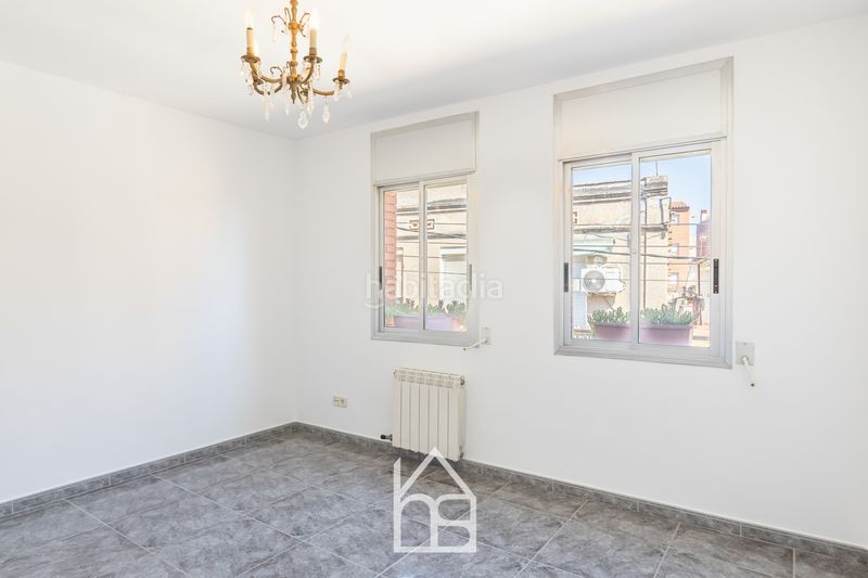 Foto 797d9e91-3b69-4382-ba17-ca275b2862d6. Casa adossada amb calefacció aparcament a Centre Cornellà de Llobregat