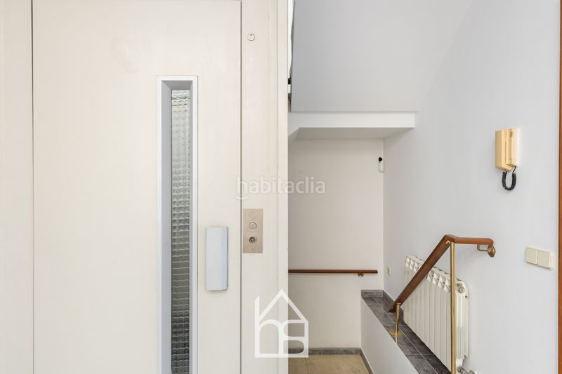 Foto 851b8001-c6de-4448-9dd9-abe45274d013. Casa adossada amb calefacció aparcament a Centre Cornellà de Llobregat