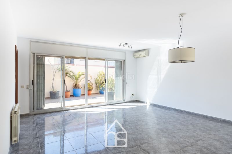 Foto a69f9fdb-5add-45db-acb4-34e79a6427d1. Casa adossada amb calefacció aparcament a Centre Cornellà de Llobregat
