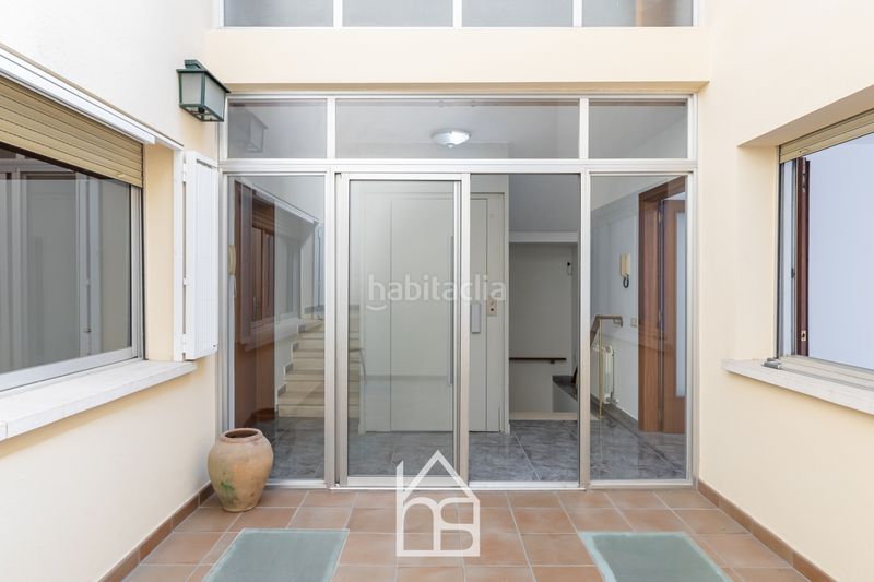 Foto bf32dad7-7741-4afc-8bb2-25139787b4a4. Casa adossada amb calefacció aparcament a Centre Cornellà de Llobregat