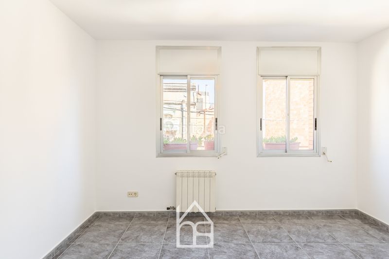 Foto eb67f38b-51bb-455e-848a-853a46bd00c8. Casa adossada amb calefacció aparcament a Centre Cornellà de Llobregat