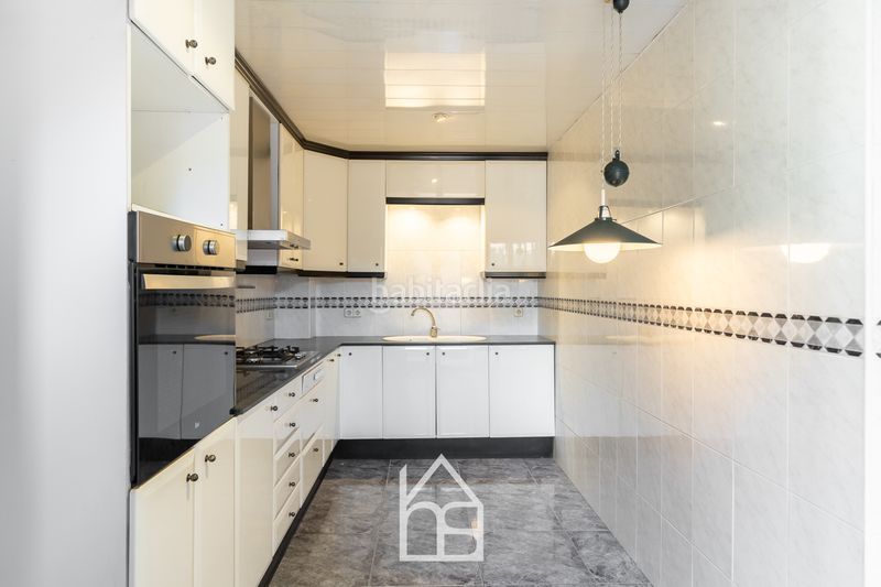 Foto ff4f3d22-20be-4a6c-ac46-4852d8b66b17. Casa adossada amb calefacció aparcament a Centre Cornellà de Llobregat