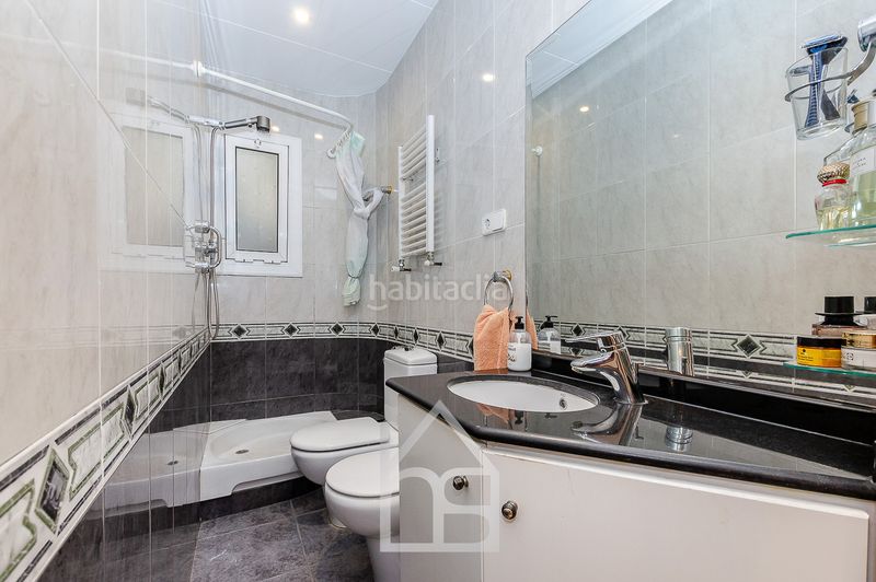 Foto 37eea780-a504-495a-8eb2-706ba692a53a. Casa adossada amb calefacció a El Pedró Cornellà de Llobregat