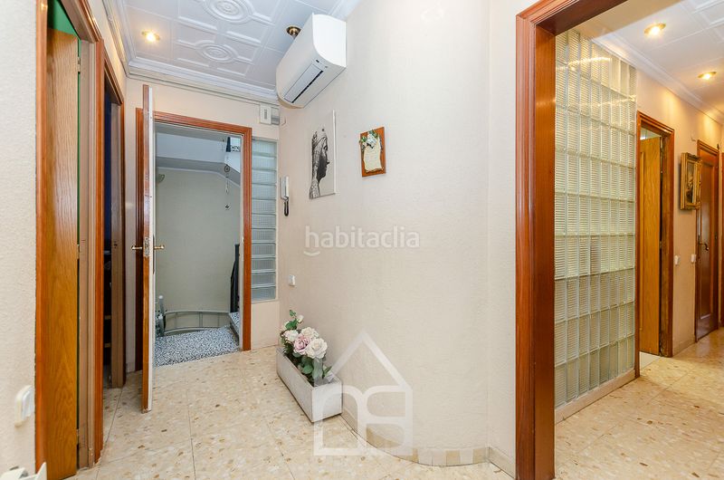 Foto b31ebeda-9f37-43dc-b878-23e72c2267f5. Casa adossada amb calefacció a El Pedró Cornellà de Llobregat