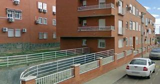 Lloguer Aparcament cotxe a Calle salvador dalí 6. Entrada al garaje, por calle numancia.
entrada a los pisos, por