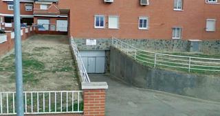 Lloguer Aparcament cotxe a Calle salvador dalí 6. Entrada al garaje, por calle numancia.
entrada a los pisos, por