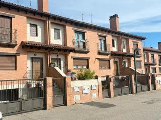 Casa adossada a Calle vegamian 2. Chalet adosado semiamueblado en estrella de izar