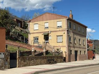 Edificio in Robla (La). Edificio en llanos de alba