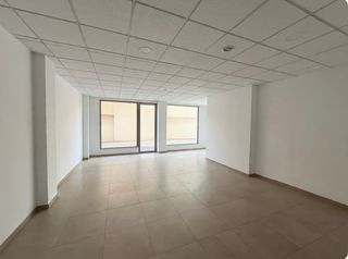 Business premise in Avenida lancia 5. Local acondicionado en venta