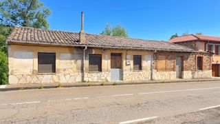 Country house in Matallana de Torío. Casa con patio en robles