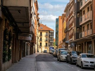 Flat  Calle renueva. Piso con terraza y garaje en la calle renueva, centro de león