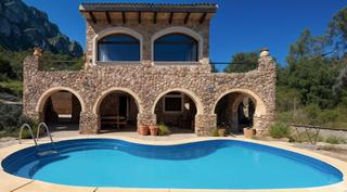 Mas à Puigpunyent. Casa de piedra en la reserva de galatzo