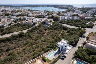 Casa adosada en Portocolom. Adosado moderno con piscina privada, cerca del mar y en zona tra