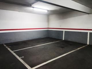 Aparcament cotxe a Carrer de l'estudiant 44. Parking doble esquinero de fácil acceso, zona limpia y segura