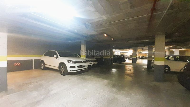 Foto e2562918-8a00-4b8a-a1da-3e8d22e0f042. Aparcament cotxe a El Camp de l´Arpa del Clot Barcelona