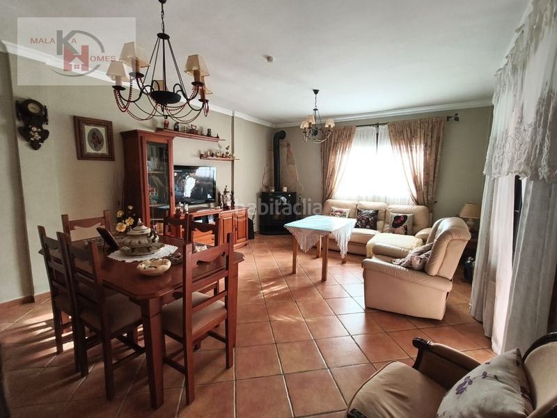 Foto 61c20b40-3b7c-42bd-9fa5-d7ca5678d5aa. Casa amb aparcament a Álora