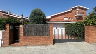 Lloguer Casa  Passeig del pla. Casa sense mobles amb garatge i jardi