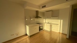 Rent Flat in Aristides maillol 9. Pis sense mobles amb pàrquing inclòs.