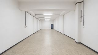 Business premise in Autonomia 91. Local comercial amb aparador