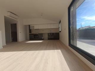 Zweistckige Wohnung in Transversal 181. Obra nova acabada dalta qualitat i eficincia a