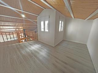 Pis  Joaquim de paz. Pis amb altell de fusta