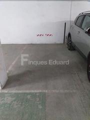 Aparcament cotxe a Nucli Urbà. Plaza de parking para coche pequeño en el centro de argentona.