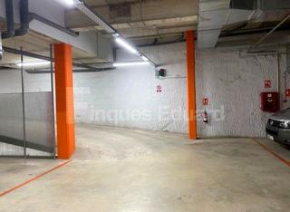 Aparcament cotxe a Nucli Urbà. Plaza de aparcamiento ancha en el centro de argentona