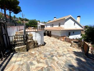 Maison dans Urbanitzacions. Dos casas en una sola finca en les ginesteres  ideal para dos fa