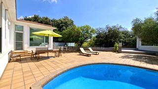 Alquiler Casa en Nucli Urbà. Chalet espectacular en una sola planta con piscina y apartamento