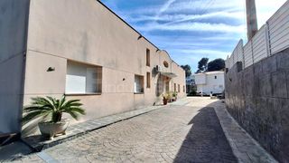 Haus  Urbanització can cabot. Exclusiva finca en can cabot con tres viviendas independientes