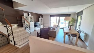 Casa a Nucli Urb�. Exclusiva casa adosada esquinera con estudio y terraza en can ba