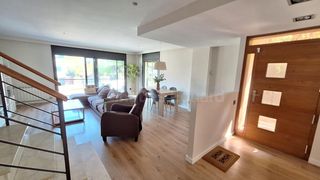 Casa en Nucli Urb�. Exclusiva casa adosada esquinera con estudio y terraza en can ba