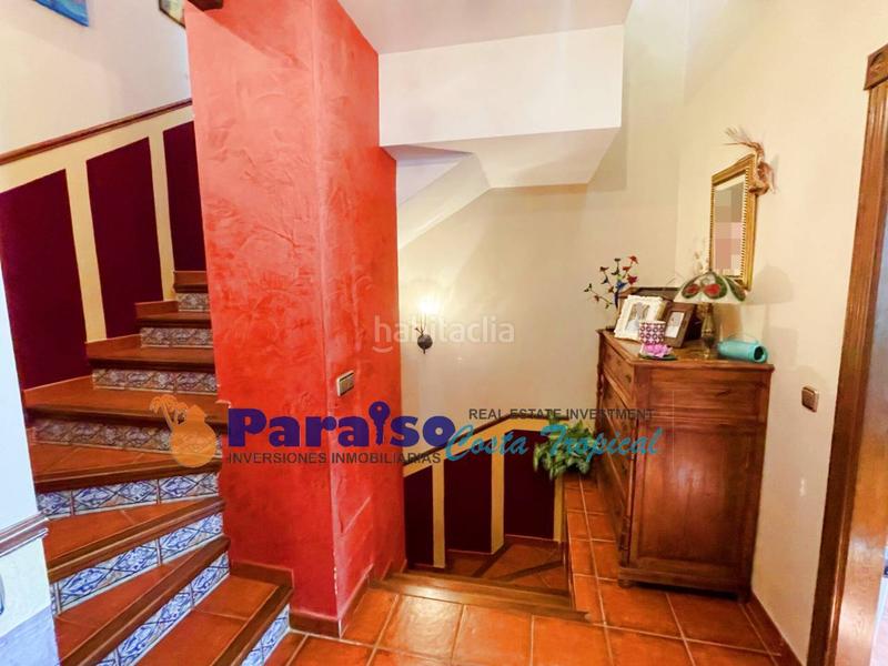Foto b8a5b16d-1a61-4784-9ea5-5b62193febc7. Casa aparellada amb calefacció aparcament piscina a Almuñécar