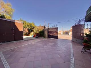 Xalet a Ctra Jerez-Ctra del Puerto. Chalet de 5 habitaciones y local comercial y taller en planta ba
