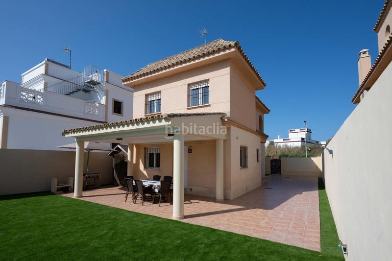 Foto 13d67bb1-b1f2-48c5-8ed7-b8aba5f37cdf. Chalet  independiente en primera línea de playa en Chipiona