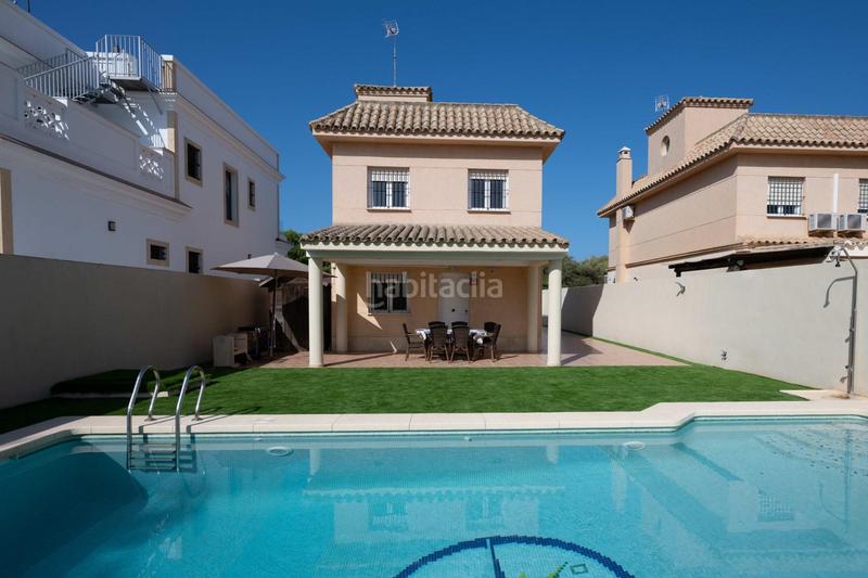 Foto 180db612-e5e4-40af-8685-e32cd033a111. Chalet  independiente en primera línea de playa en Chipiona