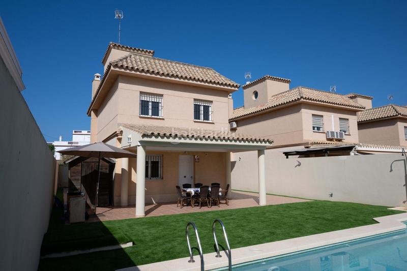 Foto 6cda6f26-b00c-49c4-a16d-45313035b31d. Chalet  independiente en primera línea de playa en Chipiona