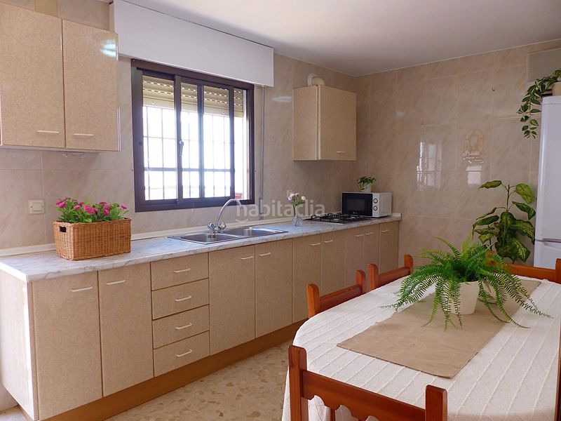 Foto 217cdae6-dff5-4685-9643-9942ce5f9fe8. Casa aparellada amb aparcament a Playa de la Regla Chipiona