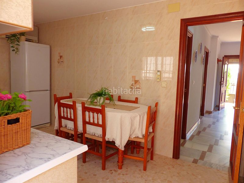 Foto 49bd68f2-b39d-4c07-9449-1a9ebaa6a0e6. Casa aparellada amb aparcament a Playa de la Regla Chipiona