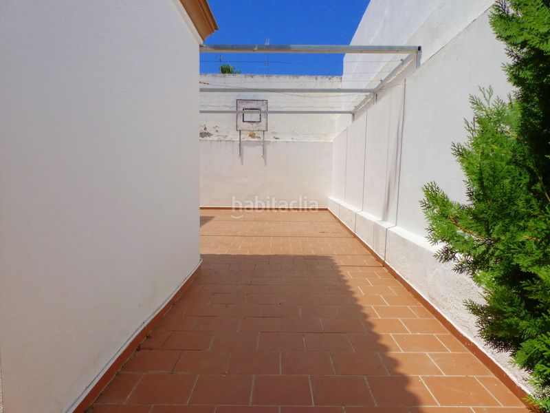 Foto ceb0d718-6598-46e0-8efb-f03802a55f4b. Casa aparellada amb aparcament a Playa de la Regla Chipiona